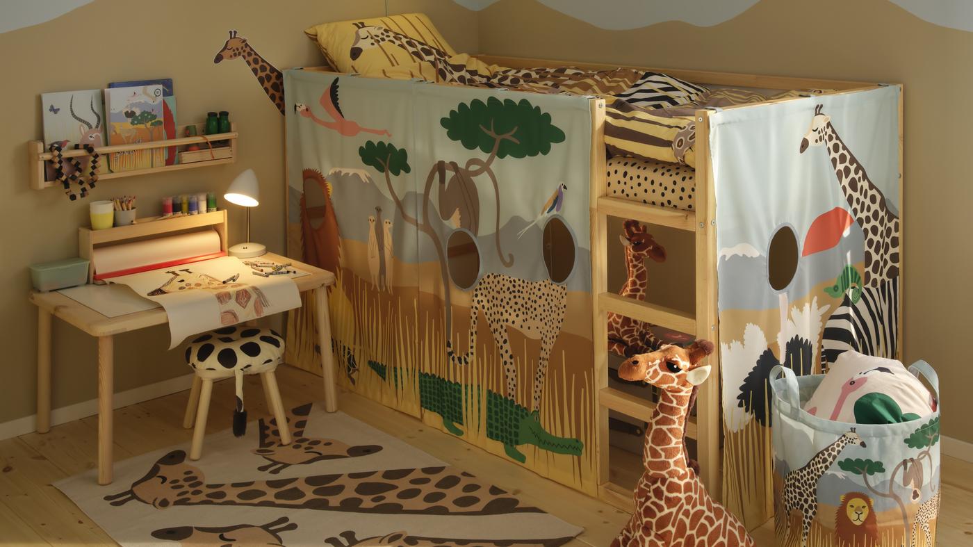 Savannin eläimet -teemaisilla tekstiileillä ja tuotteilla sisustettu lastenhuone.