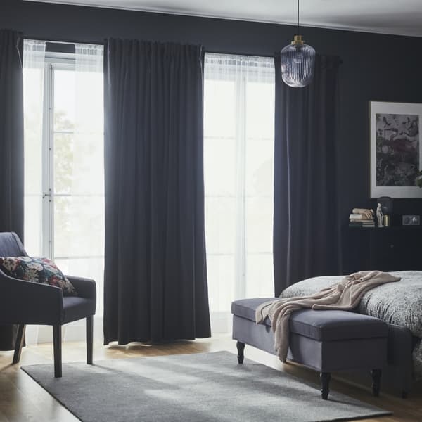 Save energy by insulating your bedroom with curtains 
