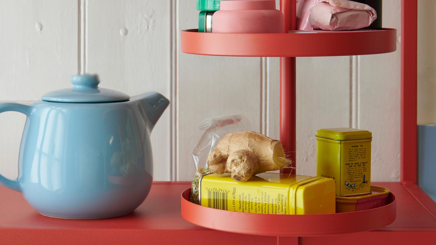Scaffale girevole ENHET rosso-arancione annesso a uno scaffale a giorno ENHET, contenente zenzero, contenitori in metallo e altri oggetti - IKEA