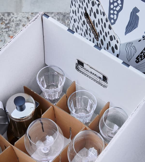 Scatola bianca con divisorio per cartone OMBYTE, riempita con diversi bicchieri da vino in vetro trasparente - IKEA