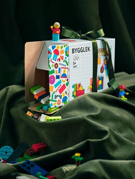 Scatola gioco BYGGLEK su un telo verde.