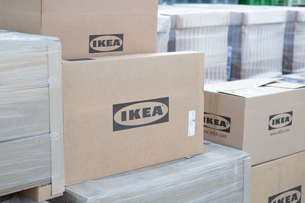 Scatole di prodotti IKEA e mobili.