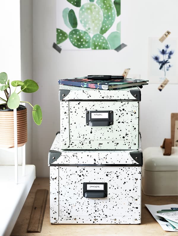 Scatole impilate con etichette - IKEA