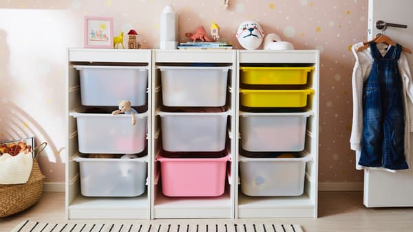 Scatole per bambini nello scaffale dei bambini ben ordinate