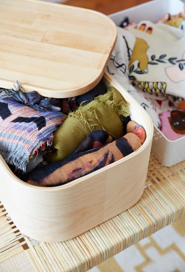 Scatole piene di sciarpe colorate.