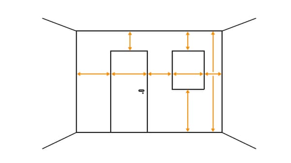 Schéma d'une pièce avec une fenêtre et une porte, ainsi que plusieurs flèches mesurant les distances autour des portes et fenêtres