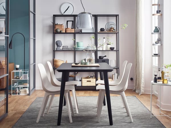 Schlichtes & modernes Esszimmer mit Designikonen wie beigen ODGER Stühlen & schwarzem LISABO Tisch
