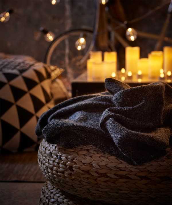 Schnapp dir für deinen Abend im Freien auf alle Fälle ein paar Plaids. So ist dir auch dann noch wohlig warm, wenn eine frische Brise geht.