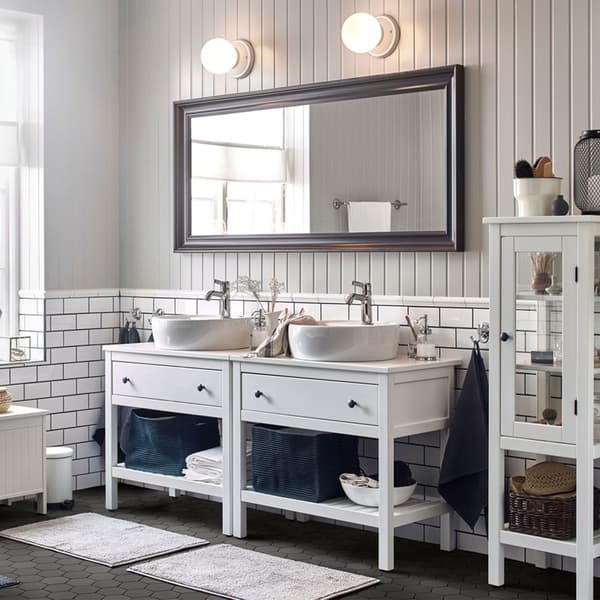 Schöne Aufbewahrungslösungen, luftige Atmosphre und klare, frische Farben schenken diesem Badezimmer ein wunderschön klassisches Ambiente, u. a. mit dem offenen HEMNES/TÖRNVIKEN Waschbeckenschrank mit Waschbecken in Weiss.