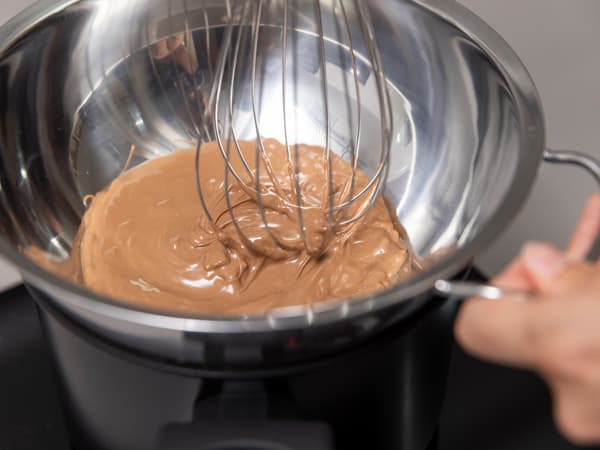 Schokoloade wird im KLOCKREN Wasserbadeinsatz erhitzt.