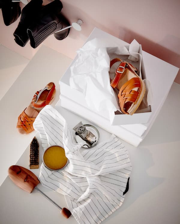 Schuhe in Seidenpapier eingewickelt auf Boxen.