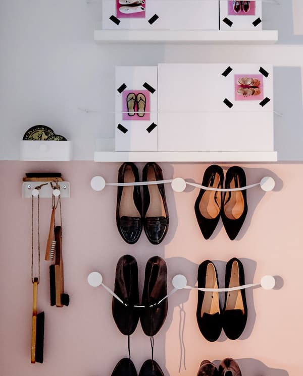 Schuhe mit einer elastischen Schnur an der Wand befestigt.