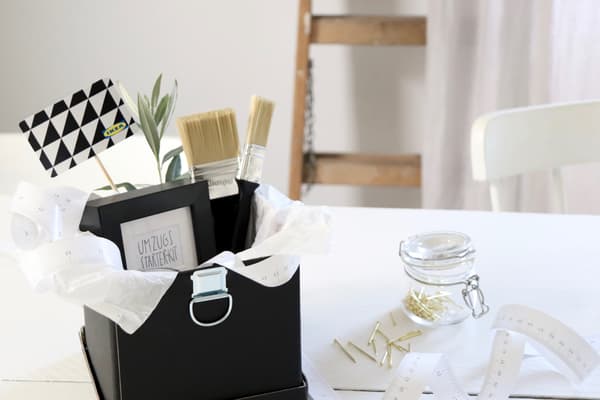 Schwarz-weißes DIY Einweihungsgeschenk inklusive IKEA Geschenkkarte