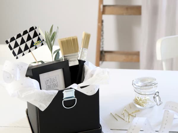 Schwarz-weißes DIY Einweihungsgeschenk inklusive IKEA Geschenkkarte