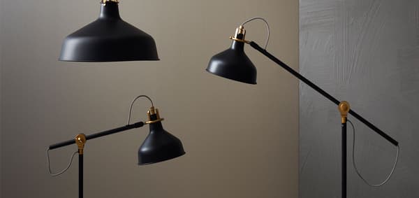 schwarze Hängeleuchte und schwarze Stehlampen
