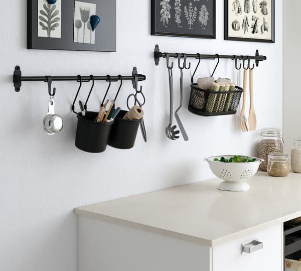 Schwarze HULTARP Stangen mit HULTARB Körben und Haken an der Wand.