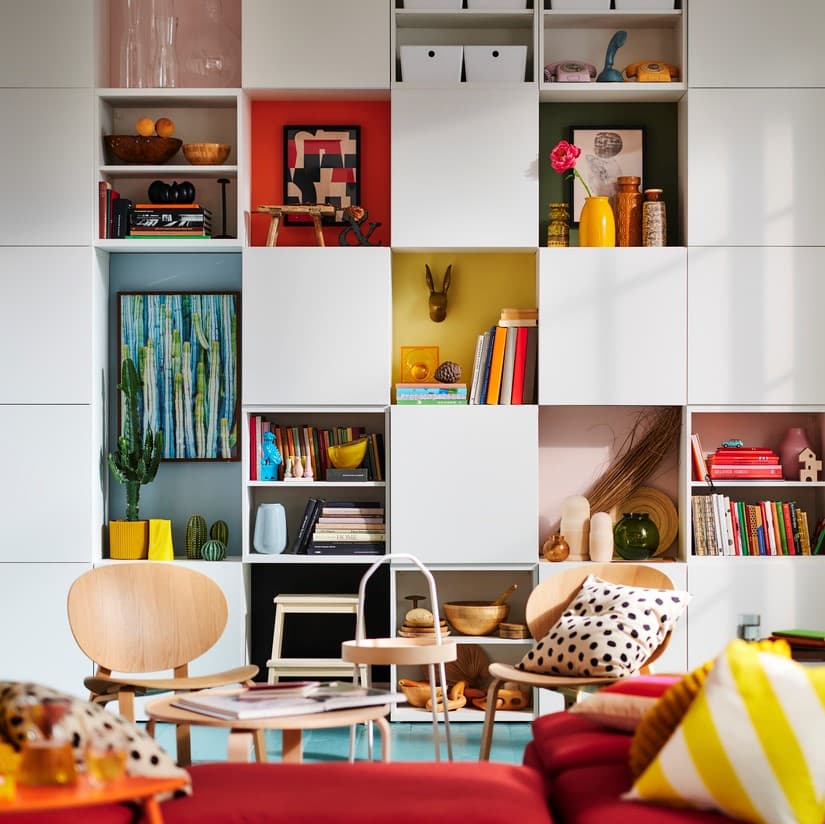 Ściana z rozbudowaną kombinacją szafek BESTÅ.