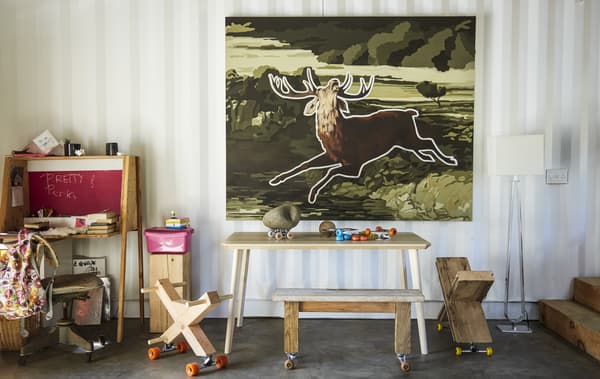 Sculptures en bois sur roulettes et bureau.