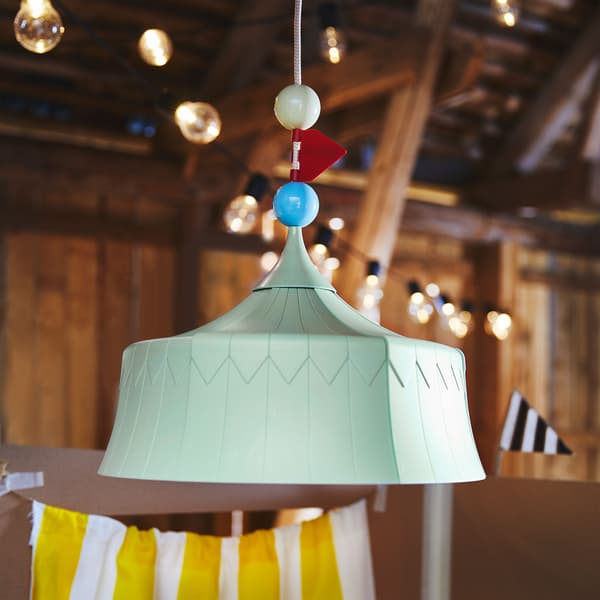 Se závěsnou lampou TROLLBO budete mít doma cirkus každý den. Detail ukazuje modrou lampu ve tvaru stanu z recyklovaných PET lahví.