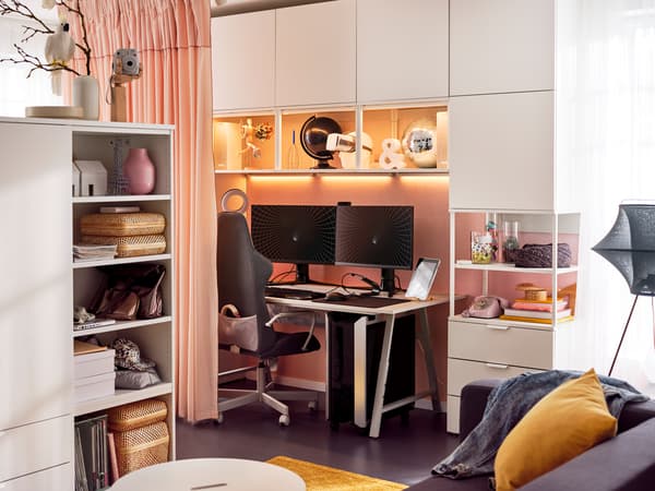 Sedia e scrivania da gaming UTESPELARE; intorno, una combinazione di mobili PLATSA bianchi con accessori da gaming e decorazioni - IKEA.