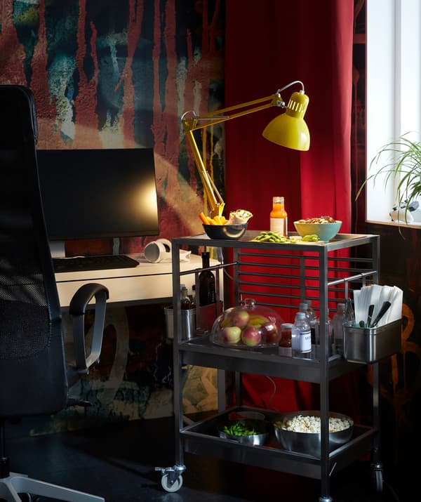 Sediakan beberapa snek di atas troli dapur IKEA Kungsfors dan fokus melakukannya.