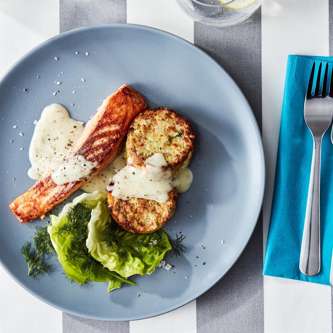 Šedomodrý talíř DINERA, filet z lososa SJÖRAPPORT se salátem, omáčkou, zeleninovými medailonky GRÖNSAKSKAKA a příborem DRAGON.