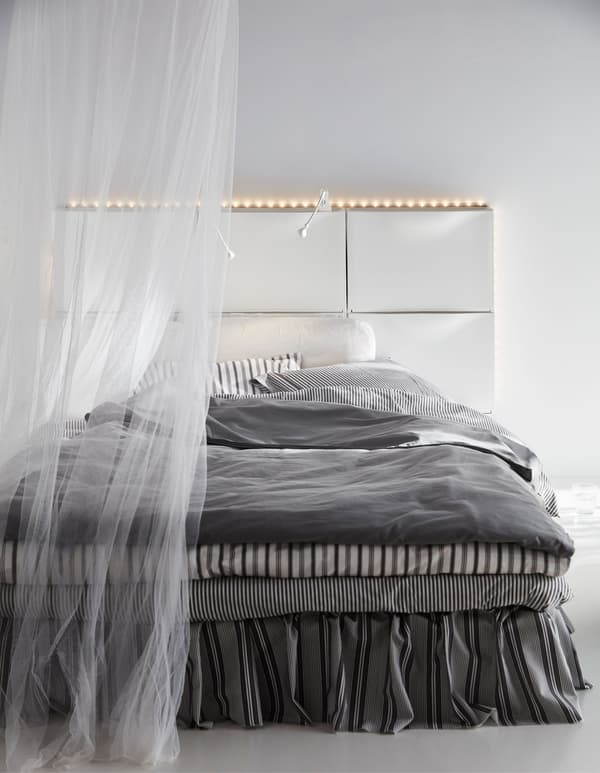 Sei scarpiere TRONES bianche usate per creare una testiera del letto - IKEA.