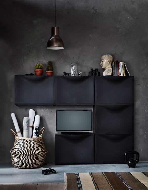 Sei scarpiere TRONES nere usate per creare un mobile porta TV in soggiorno - IKEA.