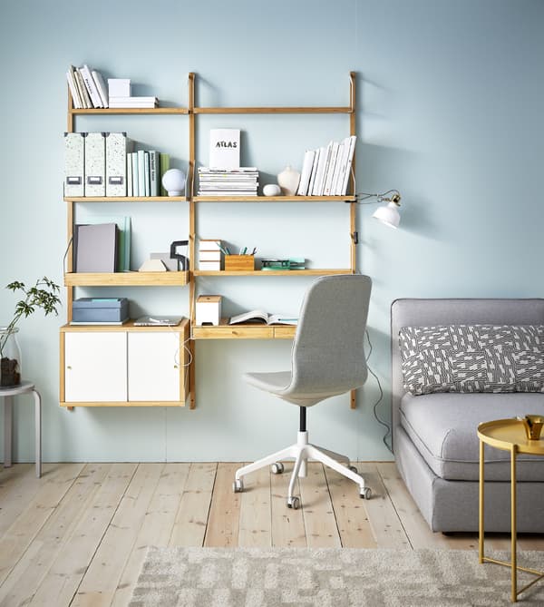 Séjour avec canapé et meuble mural en bambou, composé d'étagères et d'une tablette faisant office de bureau