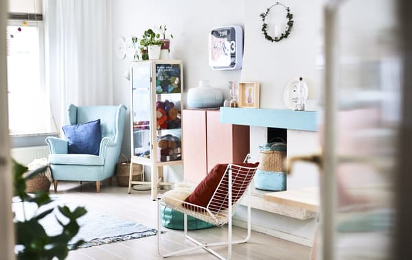 Séjour avec mobilier et accessoires pastel.