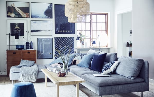 Séjour bleu, blanc et gris.