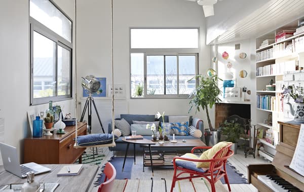 Séjour coloré avec canapé IKEA.