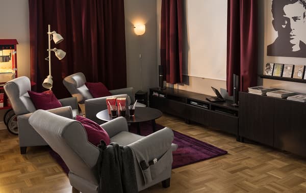 Séjour décoré comme une salle de cinéma.
