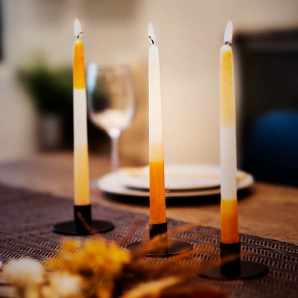 Selber verzierte Stabkerzen mit alten Wachsresten