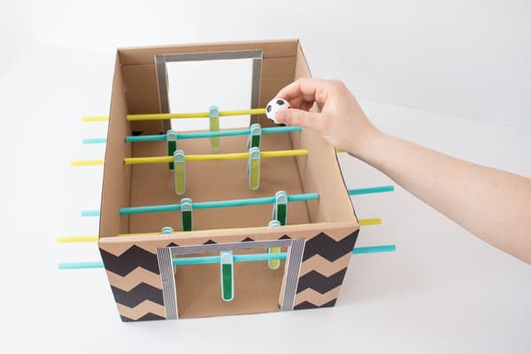 Selbst gebauter Fussball-Kicker aus Pappkarton, Strohhalmen & Wäscheklammern