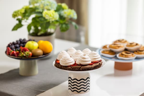 Selbstebeastelte Kuchenetageren aus Tassen und Teller.