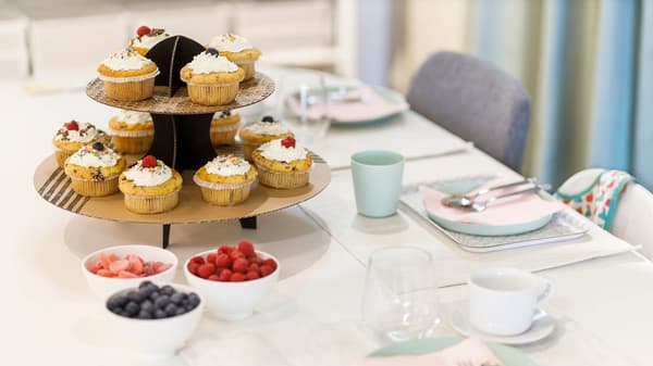 Selbstgebastelte Etagere aus Karton mit Muffins befüllt