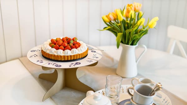 Selbstgebastelter Kuchenständer aus Karton