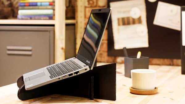 Selbstgebastelter Laptopständer aus Karton