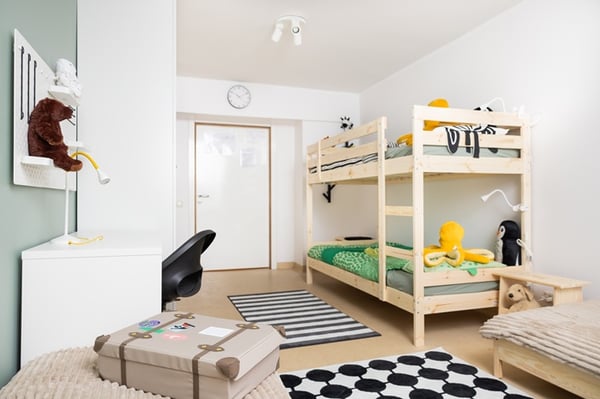 Семейная комната после обновления интерьера с двухъярусной кроватью IKEA, письменным столом и игровой зоной.