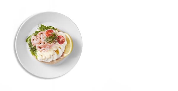 Sendvič s krevetami na bílém taalíři