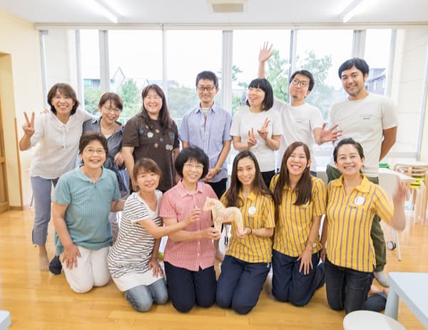 長久手市青少年児童センターのスタッフ様との集合写真。