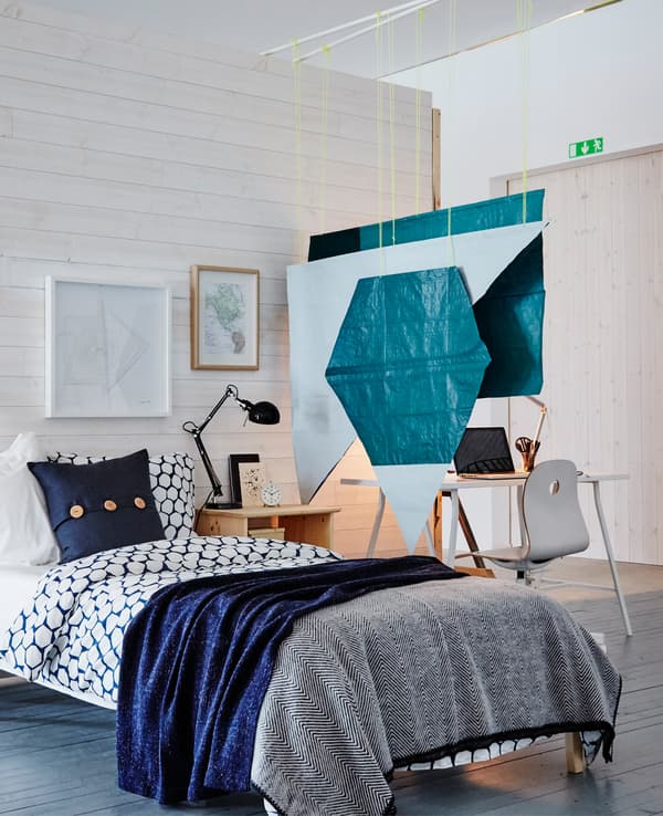 Séparateur de pièce réalisé en découpant et assemblant de vieux sacs bleus IKEA FRAKTA