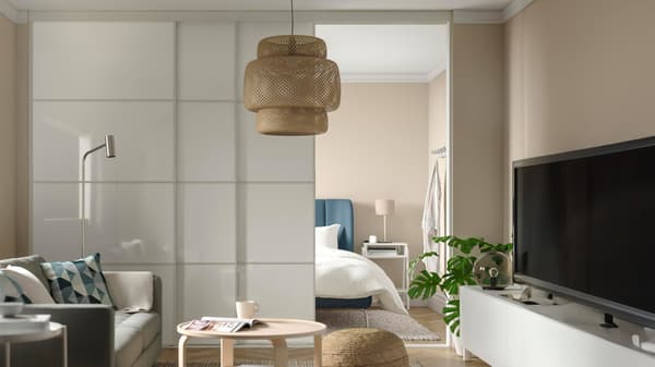 Séparation de l’espace chambre à coucher et salon dans un appartement avec le système de portes coulissantes SKYTTA