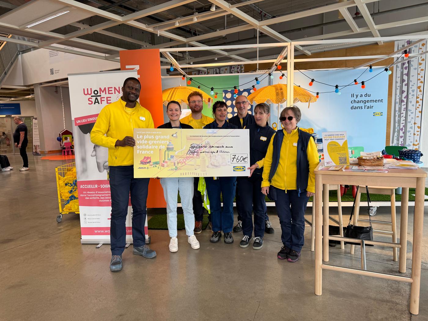 Sept personnes de chez IKEA Brest en photo. 