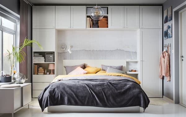 Seria de dulapuri PLATSA de la IKEA oferă multe posibilități de depozitare. Folosește-le pentru depozitarea hainelor și pentru multe altele. Corpurile cu forme diverse te ajută să te adaptezi la arhitectura propriei case.
