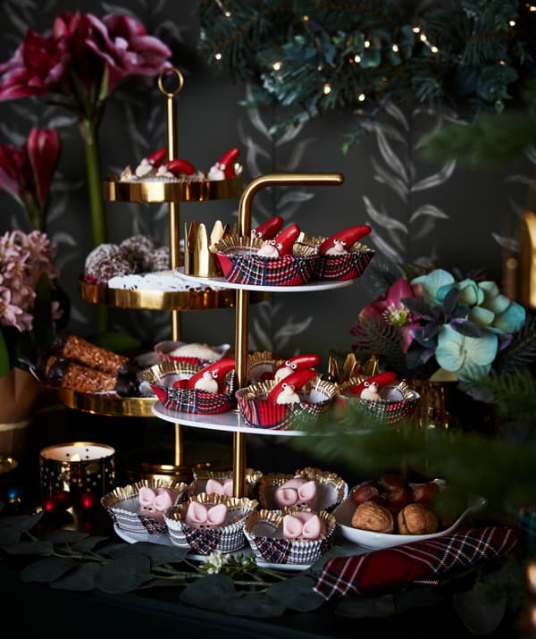Servez des petits fours avec élégance grâce au plat de présentation à trois étages IKEA FÖRÄDLA en porcelaine et en métal.