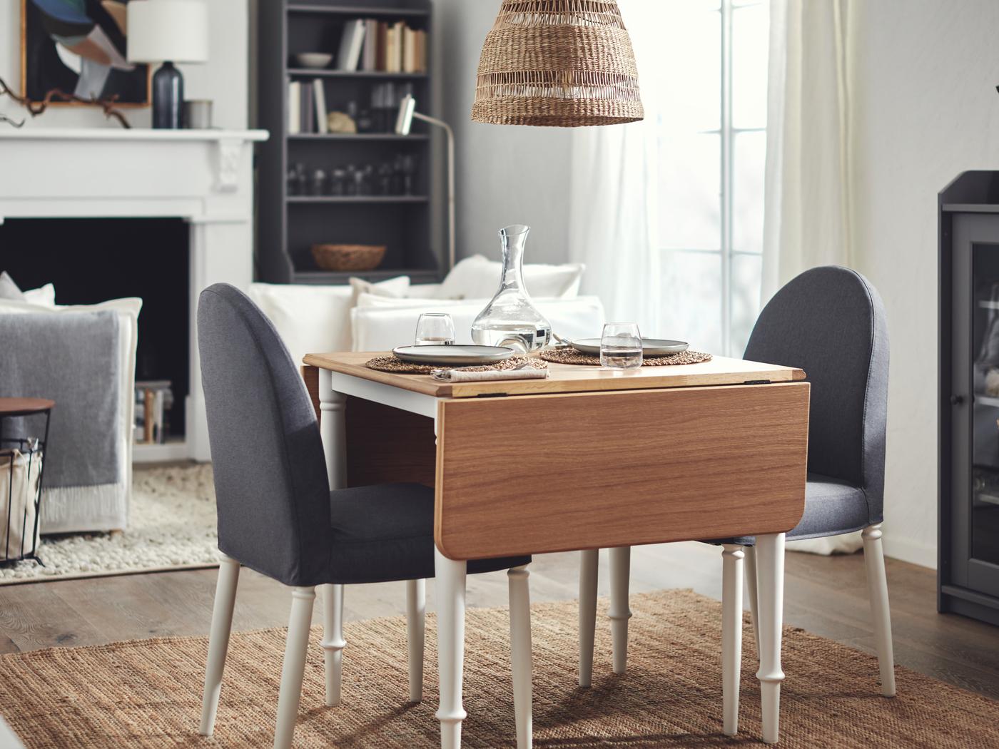 Set per zona pranzo con sedie DANDERYD intorno a un tavolo a ribalta DANDERYD in impiallacciatura di rovere/bianco in una stanza ariosa e luminosa.