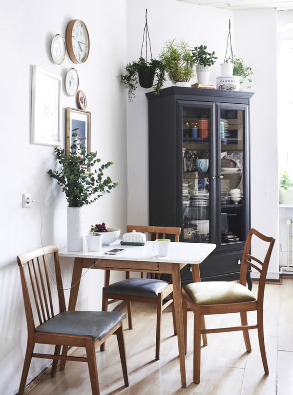 Set up a table for breakfast together.