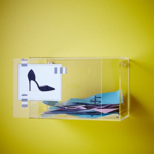 Šetříte na něco? Jako pokladničku můžete použít minivitrínu BJÖRNARP od IKEA. Je z akrylového plastu, takže snadno vidíte, kolik jste už ušetřili. Dobrou motivací je nalepená fotka věci, na kterou šetříte.
